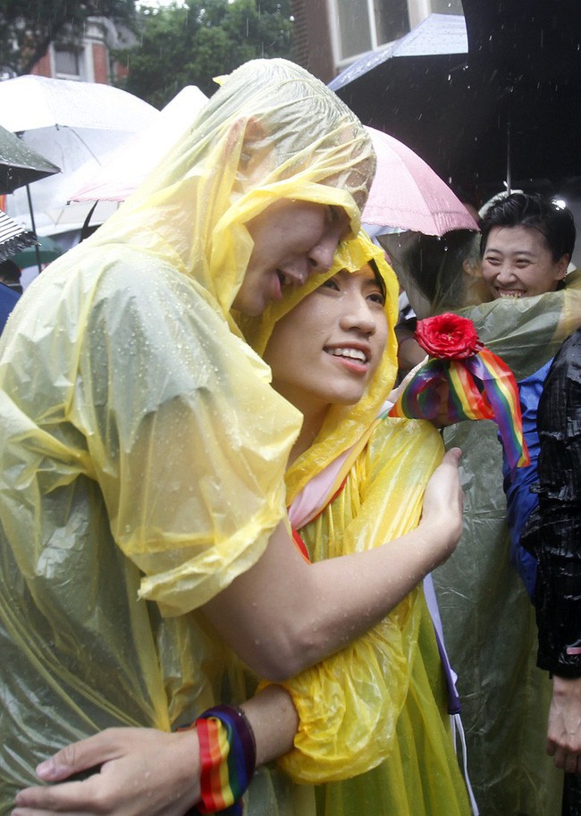 Chùm ảnh: Hàng trăm người vỡ òa cảm xúc khi Đài Loan hợp pháp hóa hôn nhân đồng giới, một lần nữa tình yêu lại giành chiến thắng - Ảnh 17.