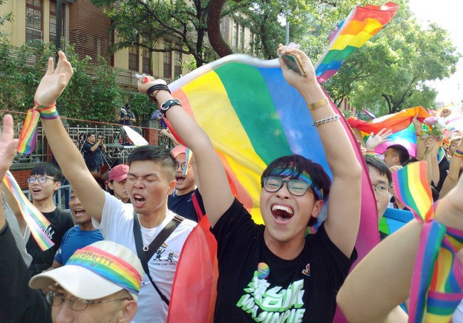 Chùm ảnh: Hàng trăm người vỡ òa cảm xúc khi Đài Loan hợp pháp hóa hôn nhân đồng giới, một lần nữa tình yêu lại giành chiến thắng - Ảnh 18.