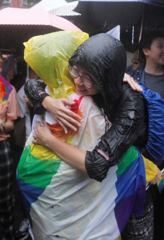Chùm ảnh: Hàng trăm người vỡ òa cảm xúc khi Đài Loan hợp pháp hóa hôn nhân đồng giới, một lần nữa tình yêu lại giành chiến thắng - Ảnh 20.