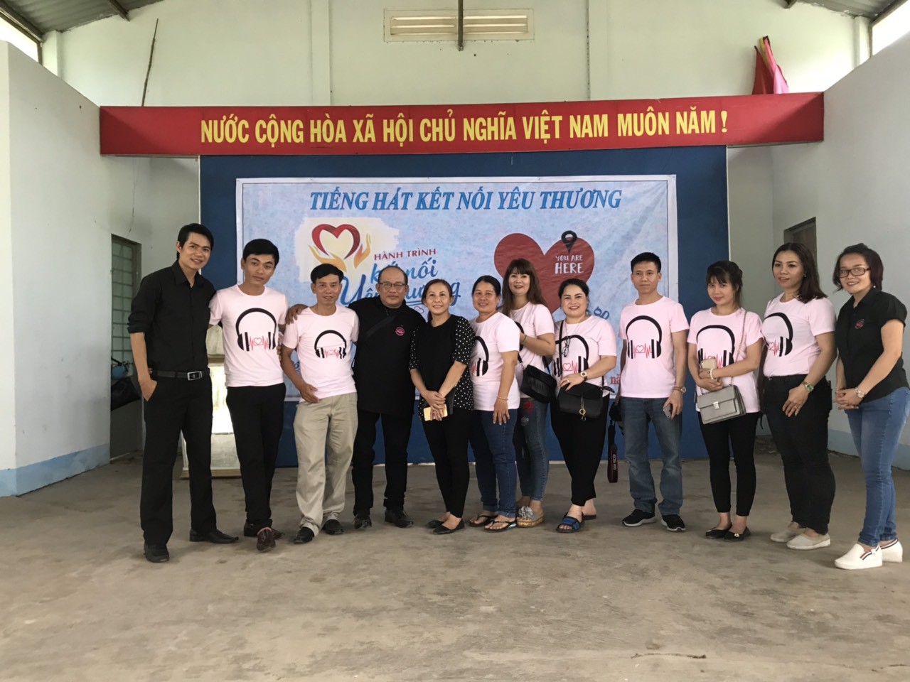 Th&agrave;nh c&ocirc;ng ở tuổi 37, ch&agrave;ng ca sĩ Đinh Duy Chinh mang y&ecirc;u thương đến người ngh&egrave;o - Ảnh 3.