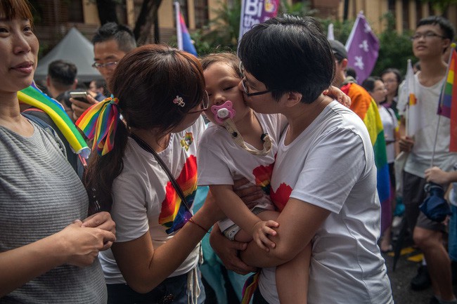 Chùm ảnh: Hàng trăm người vỡ òa cảm xúc khi Đài Loan hợp pháp hóa hôn nhân đồng giới, một lần nữa tình yêu lại giành chiến thắng - Ảnh 3.