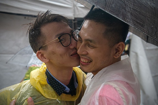 Chùm ảnh: Hàng trăm người vỡ òa cảm xúc khi Đài Loan hợp pháp hóa hôn nhân đồng giới, một lần nữa tình yêu lại giành chiến thắng - Ảnh 4.