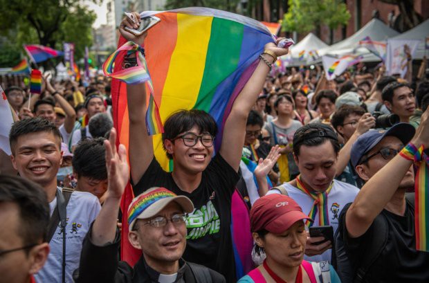 Chùm ảnh: Hàng trăm người vỡ òa cảm xúc khi Đài Loan hợp pháp hóa hôn nhân đồng giới, một lần nữa tình yêu lại giành chiến thắng - Ảnh 5.