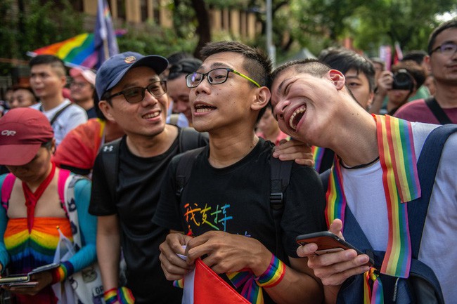 Chùm ảnh: Hàng trăm người vỡ òa cảm xúc khi Đài Loan hợp pháp hóa hôn nhân đồng giới, một lần nữa tình yêu lại giành chiến thắng - Ảnh 6.