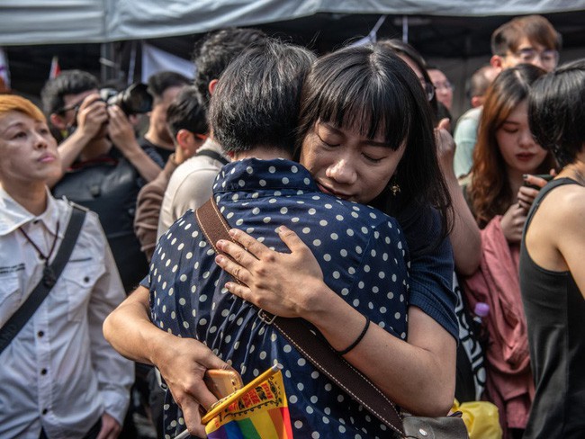Chùm ảnh: Hàng trăm người vỡ òa cảm xúc khi Đài Loan hợp pháp hóa hôn nhân đồng giới, một lần nữa tình yêu lại giành chiến thắng - Ảnh 7.