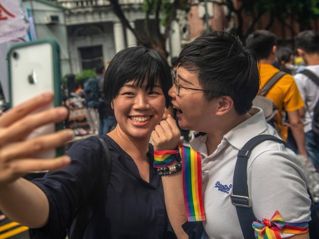 Chùm ảnh: Hàng trăm người vỡ òa cảm xúc khi Đài Loan hợp pháp hóa hôn nhân đồng giới, một lần nữa tình yêu lại giành chiến thắng - Ảnh 9.