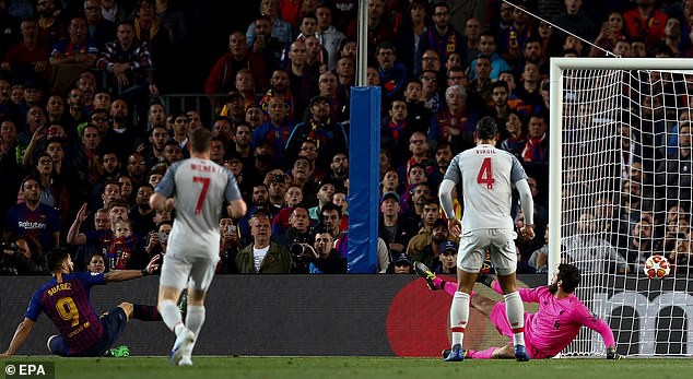 Siêu hậu vệ của Liverpool hết bị Suarez xỏ mũi lại đứng yên nhìn Messi dễ dàng ghi bàn - Ảnh 3.