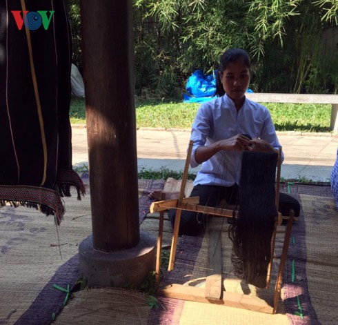 Độc đáo nghề dệt thổ cẩm của người Mạ ở Lâm Đồng - Ảnh 2.