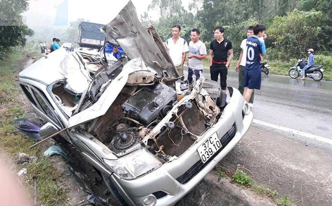 Tài xế kẹt cứng trong chiếc xe bán tải nát tươm sau tai nạn - Ảnh 3.