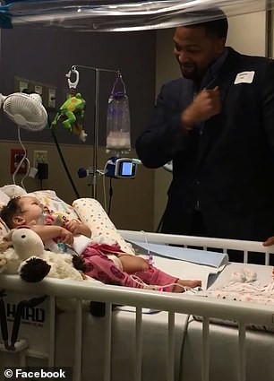 Đoạn video gây xúc động vì hành động của người cha với con gái bại liệt, bất ngờ nhất là phản ứng của cô bé - Ảnh 2.