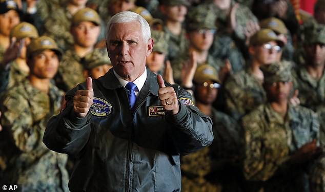 Thủy thủ Mỹ được chỉ thị vỗ tay hăng hái như ở câu lạc bộ thoát y để đón PTT Mike Pence - Ảnh 1.