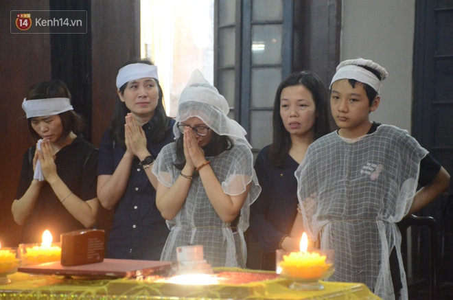 Xuân Bắc và nhiều nghệ sĩ nhà hát kịch Việt Nam bật khóc xót xa trong tang lễ đồng nghiệp vụ tai nạn hầm Kim Liên - Ảnh 14.