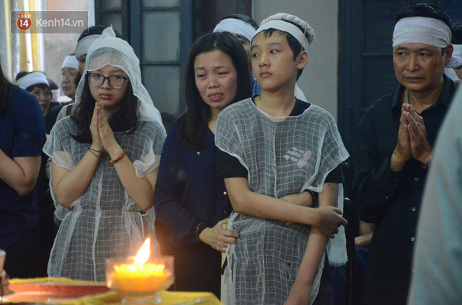 Xuân Bắc và nhiều nghệ sĩ nhà hát kịch Việt Nam bật khóc xót xa trong tang lễ đồng nghiệp vụ tai nạn hầm Kim Liên - Ảnh 15.