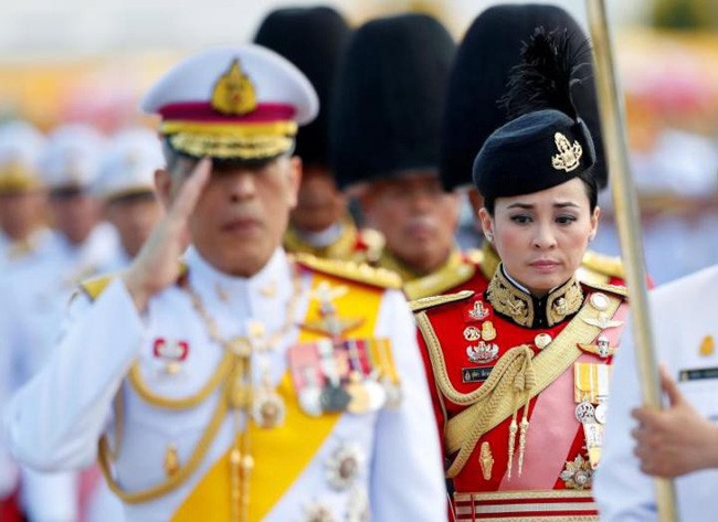Chân dung người phụ nữ vừa được vua Thái Lan phong làm Hoàng hậu, tuyên bố kết hôn lần thứ 4 - Ảnh 4.