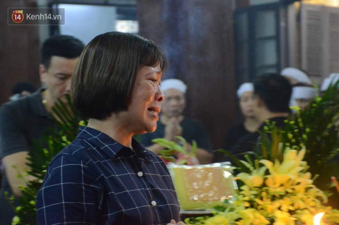 Xuân Bắc và nhiều nghệ sĩ nhà hát kịch Việt Nam bật khóc xót xa trong tang lễ đồng nghiệp vụ tai nạn hầm Kim Liên - Ảnh 7.