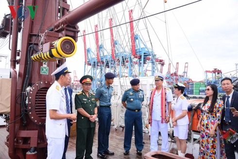 Ảnh: Tàu huấn luyện Lê Quý Đôn của Việt Nam thăm hữu nghị Indonesia - Ảnh 9.