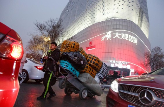 Thu nhập bấp bênh, con nghiện mua sắm ở Trung Quốc cũng phải thắt chặt túi tiền - Ảnh 3.