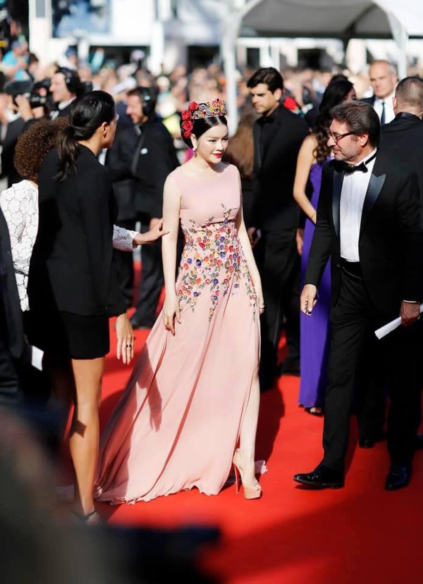 Không cần ăn mặc phản cảm như Ngọc Trinh, 4 người đẹp Việt này vẫn gây ấn tượng tại LHP Cannes - Ảnh 2.