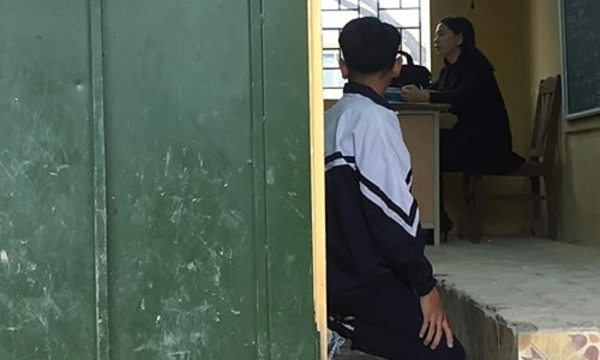Bị sốc, cô giáo phạt học sinh quỳ ở Hà Nội chưa thể trở lại trường - Ảnh 2.
