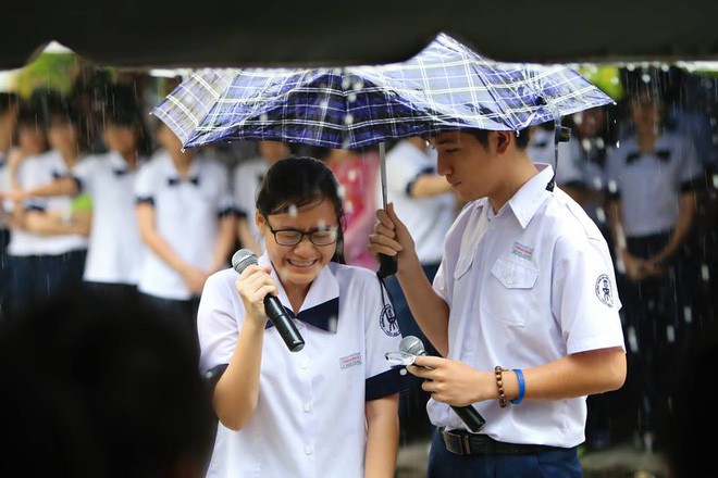 Chịu ướt lấy tay che mưa cho bạn gái trong lễ bế giảng, nam sinh được phong là soái ca quốc dân, nhà nhà ao ước - Ảnh 2.