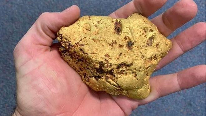 Dò kim loại, tình cờ phát hiện 1,4 kg vàng thô - Ảnh 1.