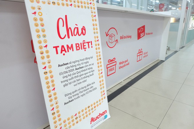 Sốc với cảnh tượng còn sót lại sau khi người dân săn đồ giảm 50% nhân dịp chuỗi siêu thị Auchan rời khỏi Việt Nam - Ảnh 1.