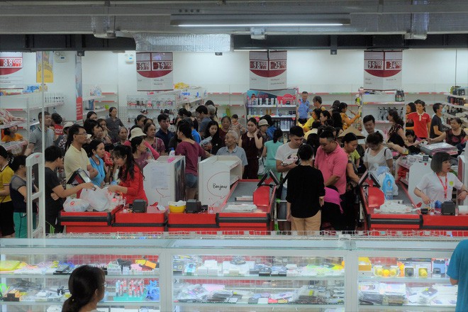 Sốc với cảnh tượng còn sót lại sau khi người dân săn đồ giảm 50% nhân dịp chuỗi siêu thị Auchan rời khỏi Việt Nam - Ảnh 5.