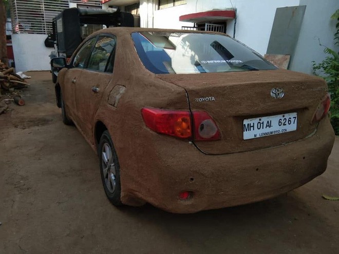 Internet Ấn Độ xôn xao vì chiếc xe nghi bọc phân bò để làm mát - Ảnh 3.