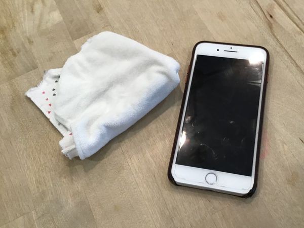 Cách lau chùi iPhone đơn giản nhưng hiệu quả chưa chắc bạn đã biết - Ảnh 1.