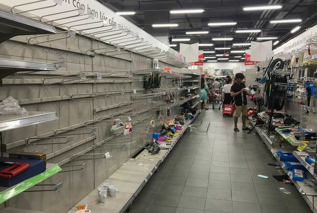 Nhân viên Auchan muốn khóc nhìn khách vừa mua, vừa ăn, vừa phá hàng hóa trong siêu thị - Ảnh 11.