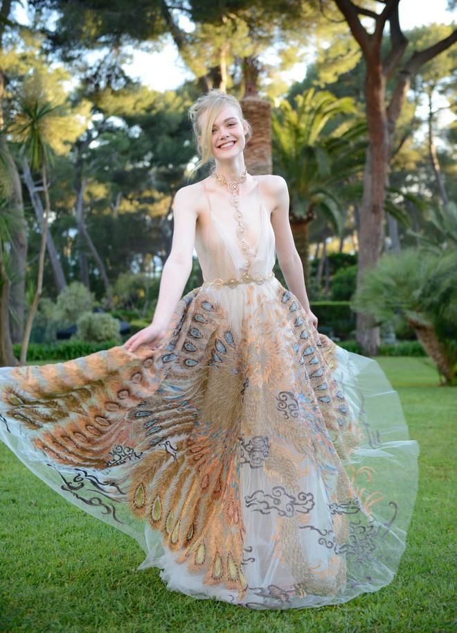 Giám khảo trẻ nhất lịch sử Cannes Elle Fanning: Đẹp vô thực, từ bóng của chị gái thành cô tiên nước Mỹ quyền lực - Ảnh 15.