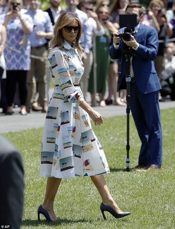 Khoảnh khắc váy của bà Trump bị thổi bay trong gió khiến báo Anh liên tưởng tới bức ảnh nổi tiếng chụp Công nương Diana - Ảnh 2.