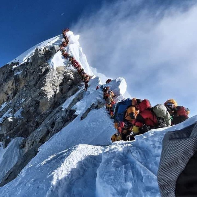 2 nữ du khách thiệt mạng trong lúc chinh phục đỉnh Everest: Biết nguyên nhân xong bạn sẽ rút ra bài học cho mình trong quá trình trekking - Ảnh 1.