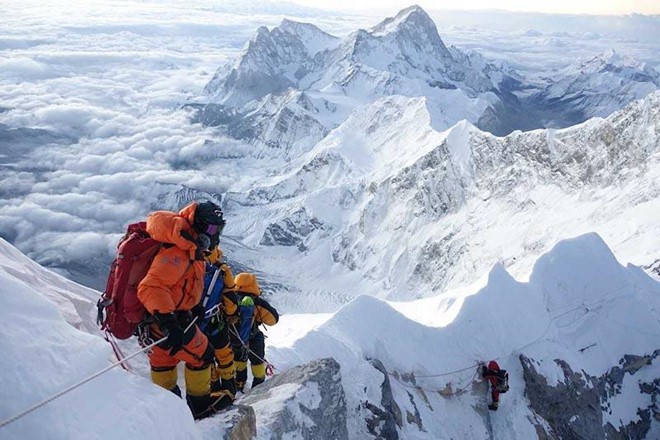 2 nữ du khách thiệt mạng trong lúc chinh phục đỉnh Everest: Biết nguyên nhân xong bạn sẽ rút ra bài học cho mình trong quá trình trekking - Ảnh 2.