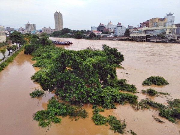 Mưa lớn gây ngập lụt TP Móng Cái, một người mất tích - Ảnh 1.