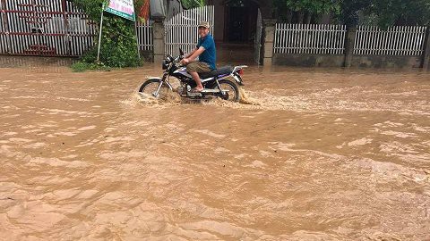 Mưa lớn gây ngập lụt TP Móng Cái, một người mất tích - Ảnh 2.