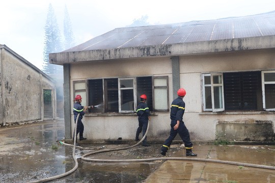 Hỏa hoạn thiêu rụi 7 gian nhà kho dâu tằm Lâm Đồng - Ảnh 4.