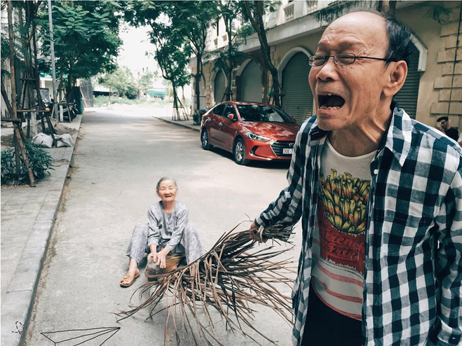 Hình ảnh cụ ông kéo bà bằng mo cau gây sốt mạng xã hội - Ảnh 3.