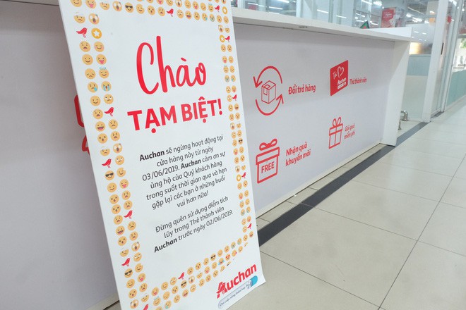 Khi người ta phũ phàng đáp lại lời tạm biệt của Auchan như cách mót hoa và hôi bia trên đường phố: Bao giờ mới hết? - Ảnh 1.