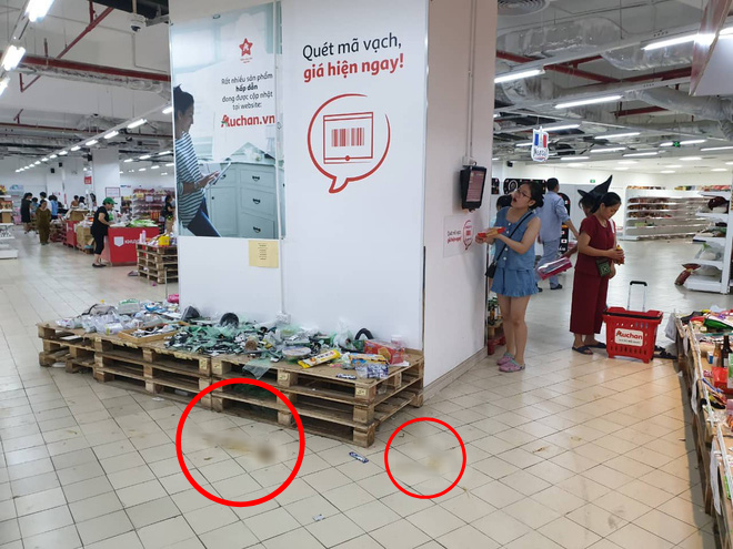 Khi người ta phũ phàng đáp lại lời tạm biệt của Auchan như cách mót hoa và hôi bia trên đường phố: Bao giờ mới hết? - Ảnh 2.