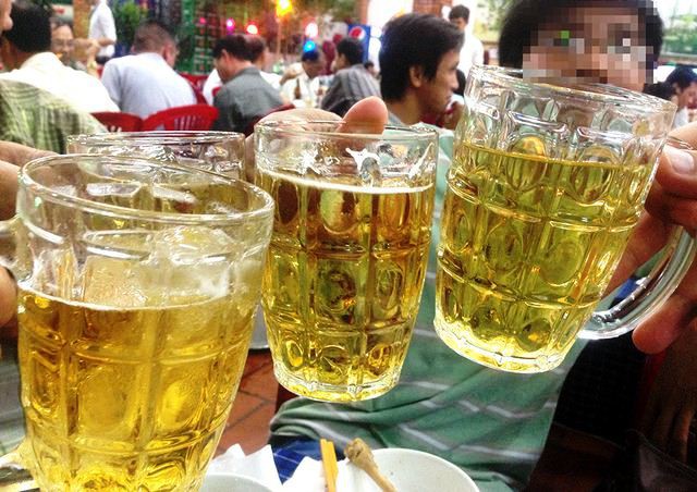 Uống 1 lon bia/ngày cũng tăng nguy cơ mắc ung thư, vậy mà người Việt không say, không về - Ảnh 1.