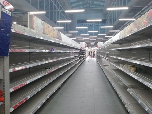 Siêu thị Auchan trống trơn sau 6 ngày xả hàng giảm giá - Ảnh 1.
