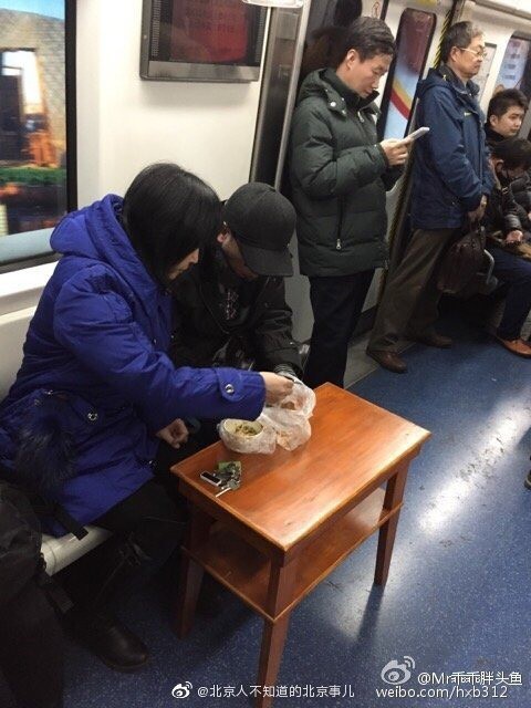 Chùm ảnh gây sốt MXH Trung Quốc: Cô dì chú bác ăn uống tự nhiên rồi xả rác trên tàu điện ngầm như ở nhà khiến ai cũng bức xúc - Ảnh 8.