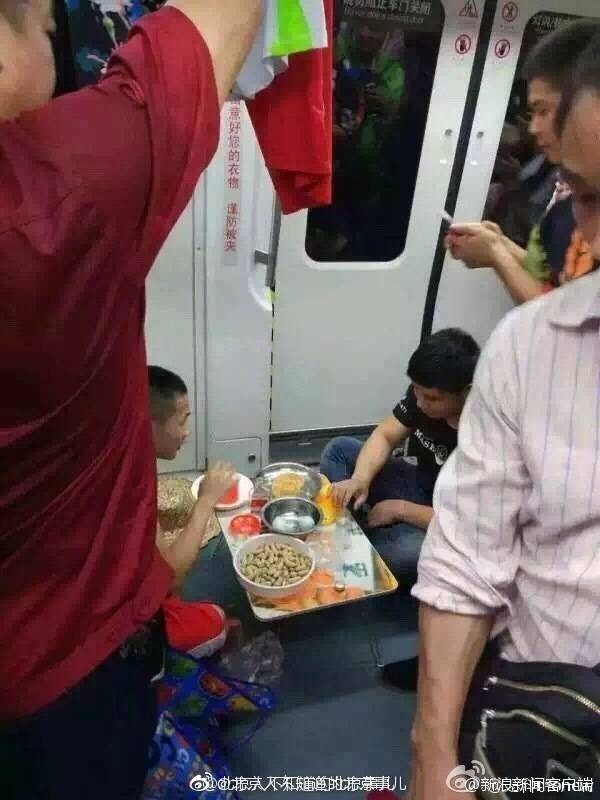 Chùm ảnh gây sốt MXH Trung Quốc: Cô dì chú bác ăn uống tự nhiên rồi xả rác trên tàu điện ngầm như ở nhà khiến ai cũng bức xúc - Ảnh 9.