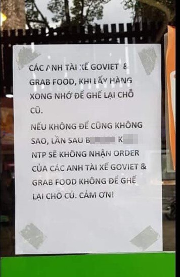 Tờ giấy gây tranh cãi dán ngoài cửa hàng bán đồ ăn nhanh - Ảnh 1.