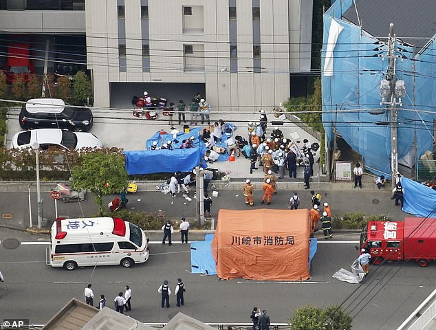 Sáng nay, ít nhất 19 người bị thương, trong đó có 8 em học sinh trong vụ đâm dao điên cuồng tại trạm xe buýt gây rúng động Nhật Bản - Ảnh 1.