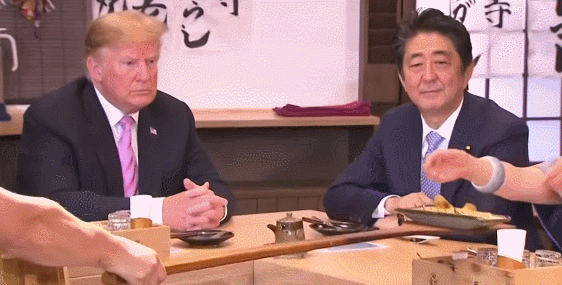 TT Trump gây bão với biểu cảm thú vị: Nhận thức ăn bằng 1 tay, ném cái nhìn sắc lẹm về đầu bếp Nhật Bản - Ảnh 1.