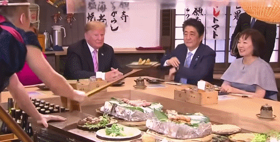 TT Trump gây bão với biểu cảm thú vị: Nhận thức ăn bằng 1 tay, ném cái nhìn sắc lẹm về đầu bếp Nhật Bản - Ảnh 2.