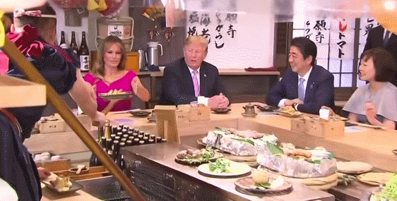 TT Trump gây bão với biểu cảm thú vị: Nhận thức ăn bằng 1 tay, ném cái nhìn sắc lẹm về đầu bếp Nhật Bản - Ảnh 3.