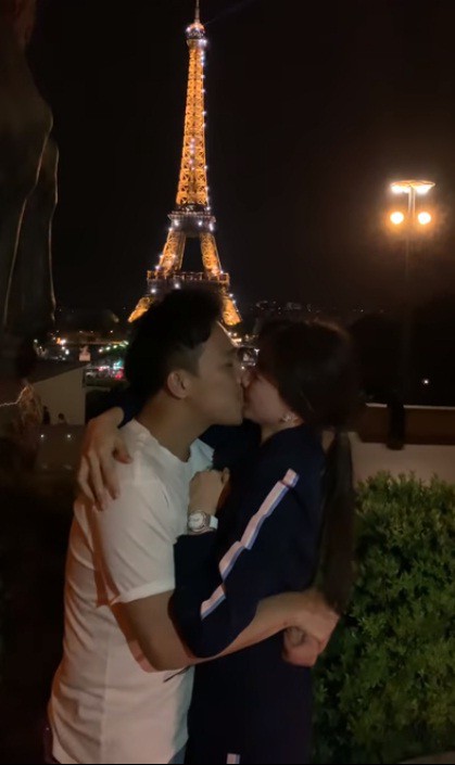 Trấn Thành, Hari Won bị ngăn cản khi hôn nhau tại Pháp - Ảnh 2.